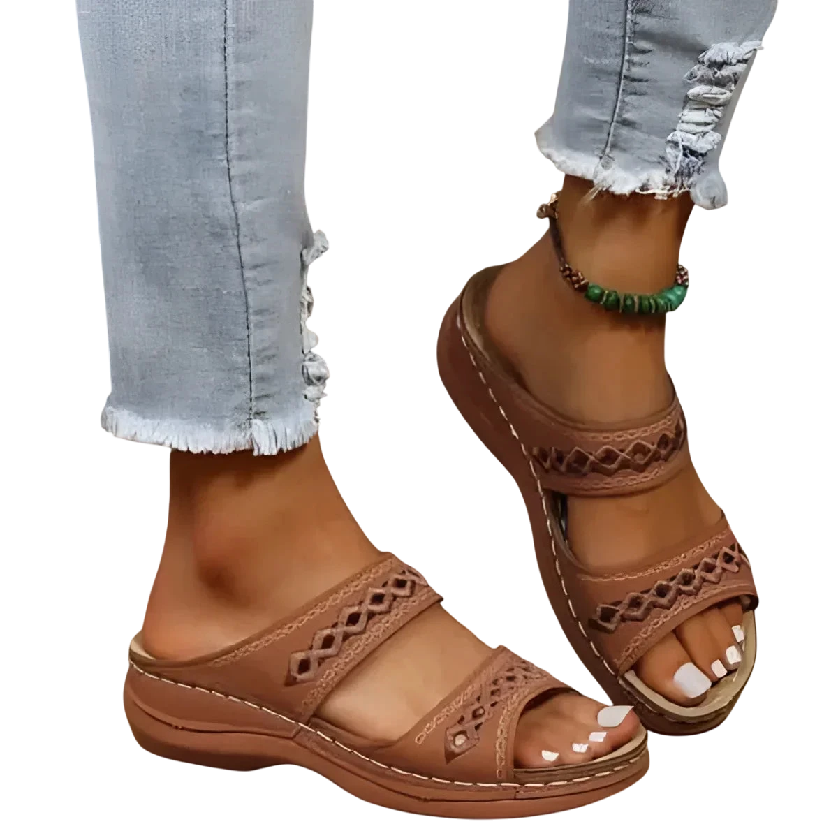 Sandales en cuir marron avec des découpes décoratives sur les brides.