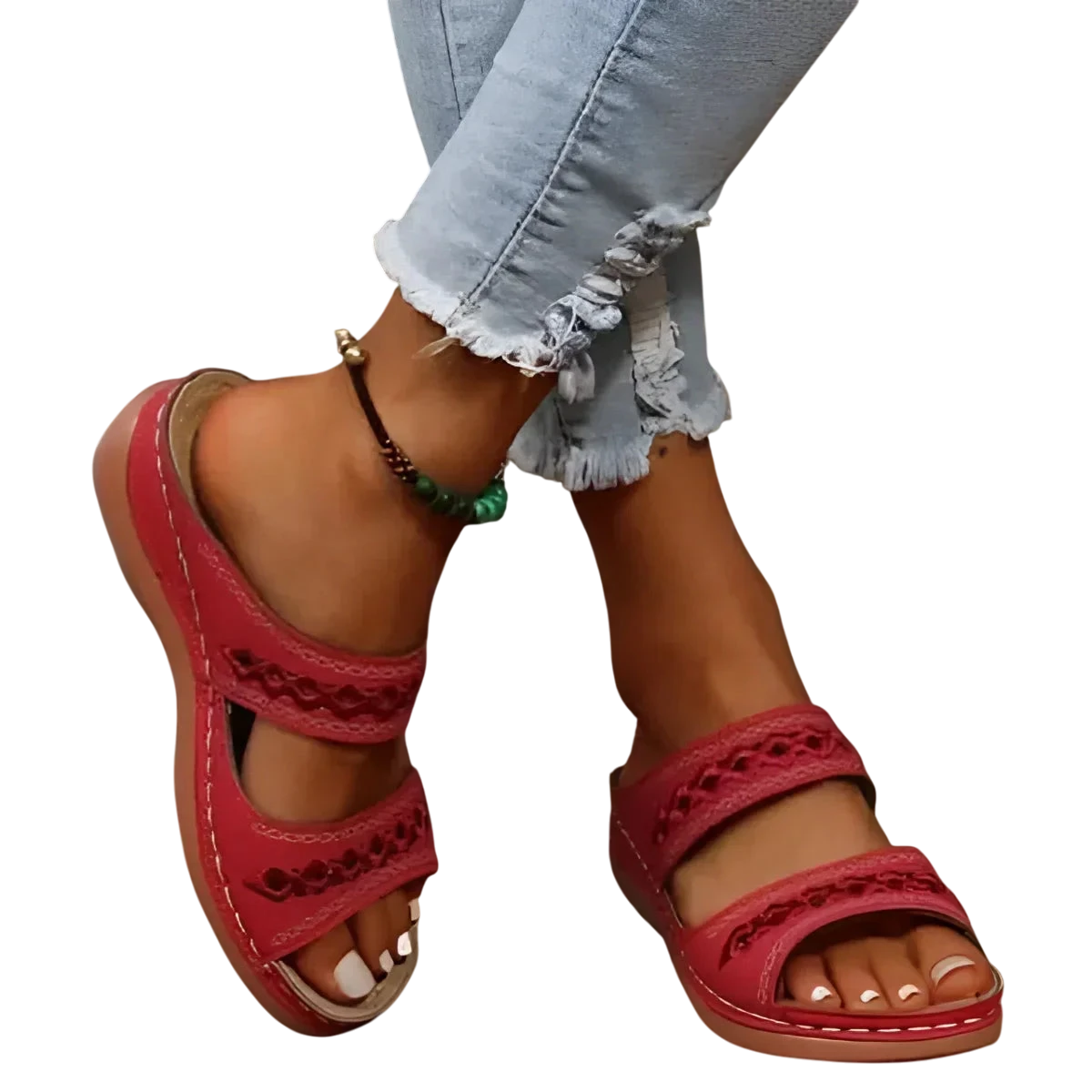 Sandales rouges avec des découpes décoratives sur les lanières.