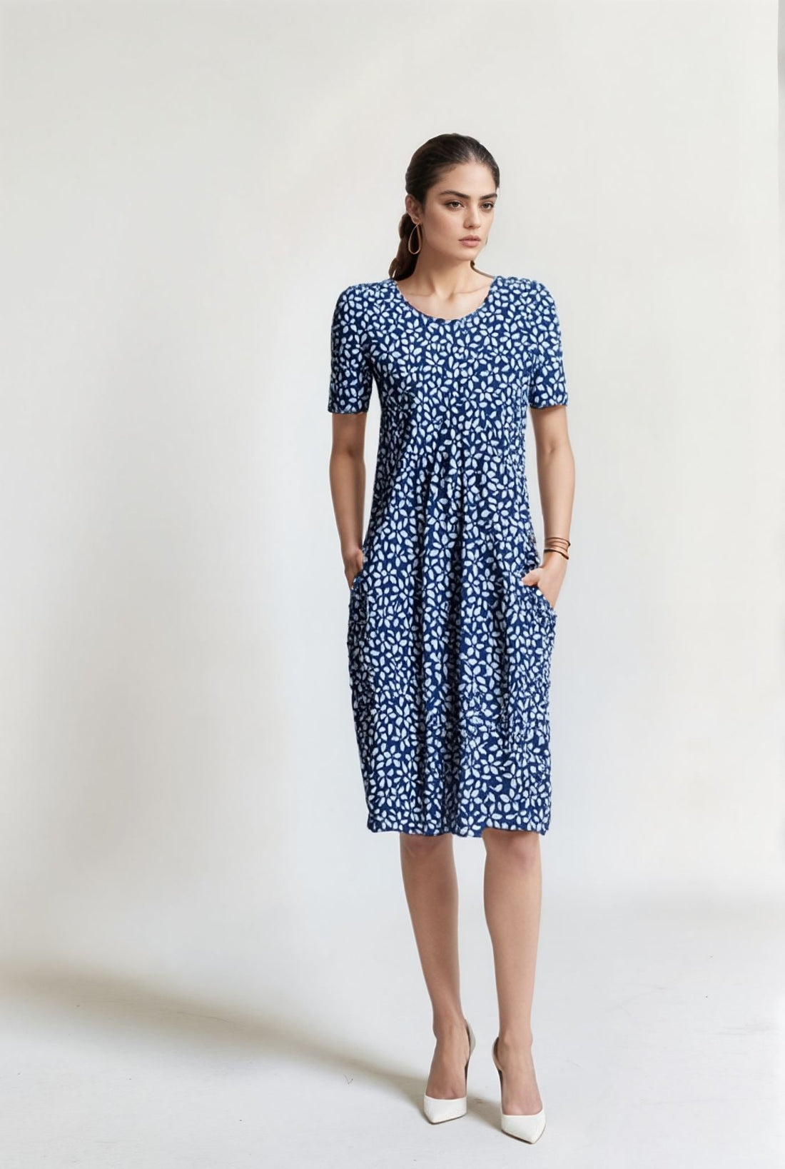 Océane - Robe Mi-longue Évasée Col Rond Motif Géométrique Manches Courtes Avec Poches - Bleu clair / S