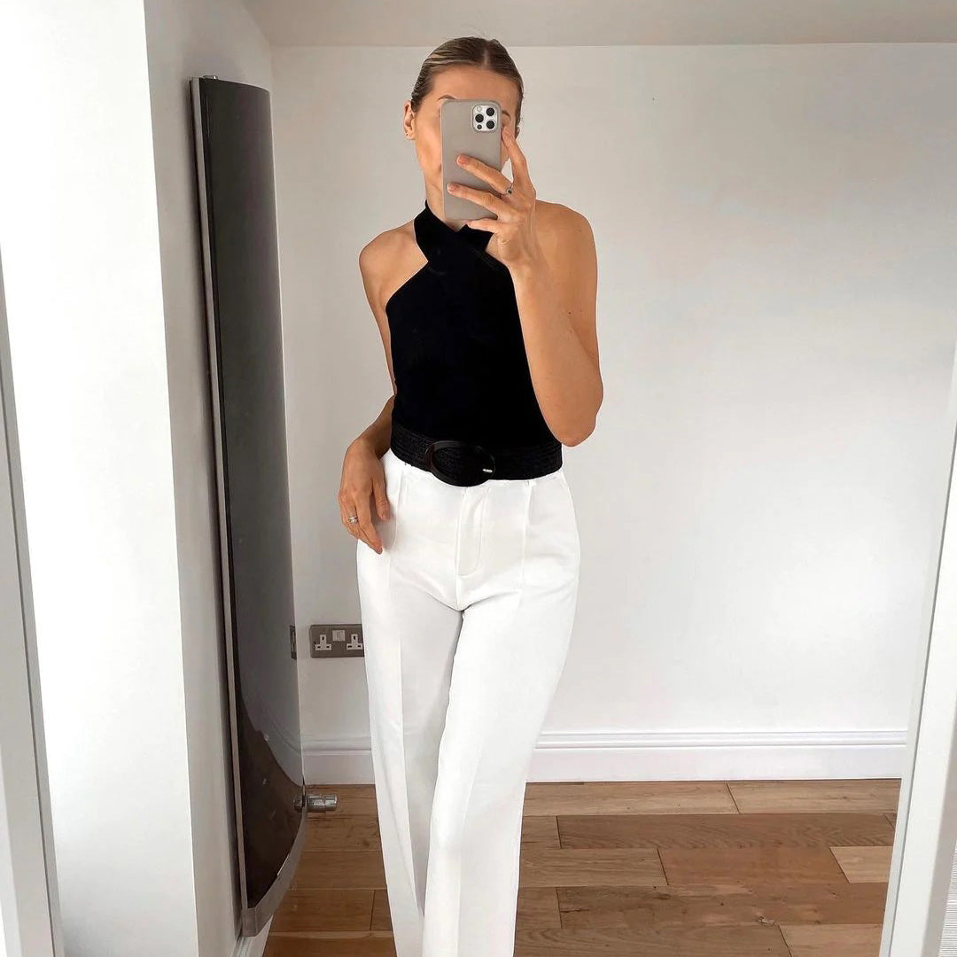 Top élégant avec sangle croisée sophistiquée